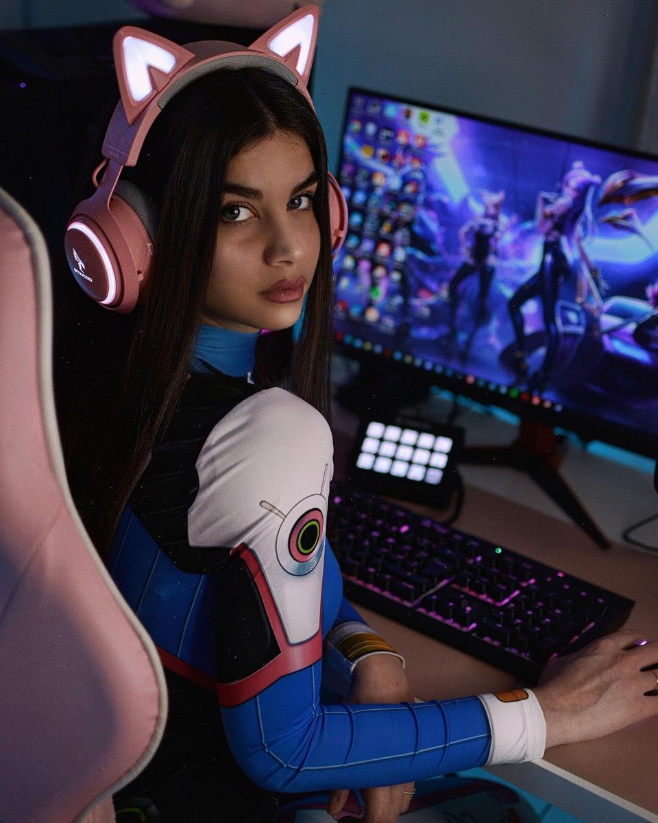SomicHeadset's tweet photo. A win starts with wearing the best headset. 🎧💫

🎧 GS510 2.4g wireless
📷 by IG@scythe_rose  

#gamingcommunity #PCGamer #gamergirl https://t.co/ufQAYQAb2A