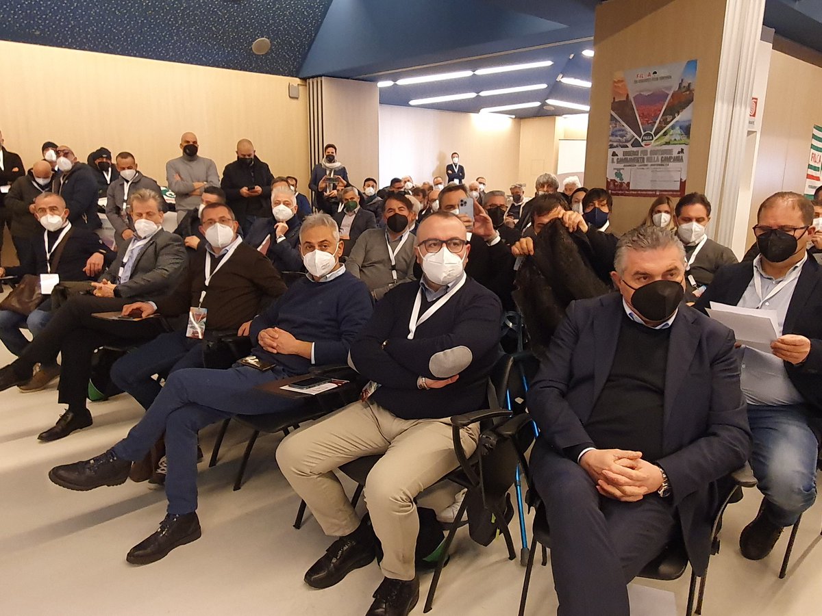FilcaCisl's tweet photo. Torre del Greco, XII Congresso Filca #Campania. Ottavio De Luca, segretario nazionale e reggente della struttura: "Oggi l'Ape social per gli edili prevede 32 anni di contributi invece di 36. Un grande risultato ottenuto grazie all'azione della #Cisl e della Filca". 
#edilizia https://t.co/ECj3HiW5dT
