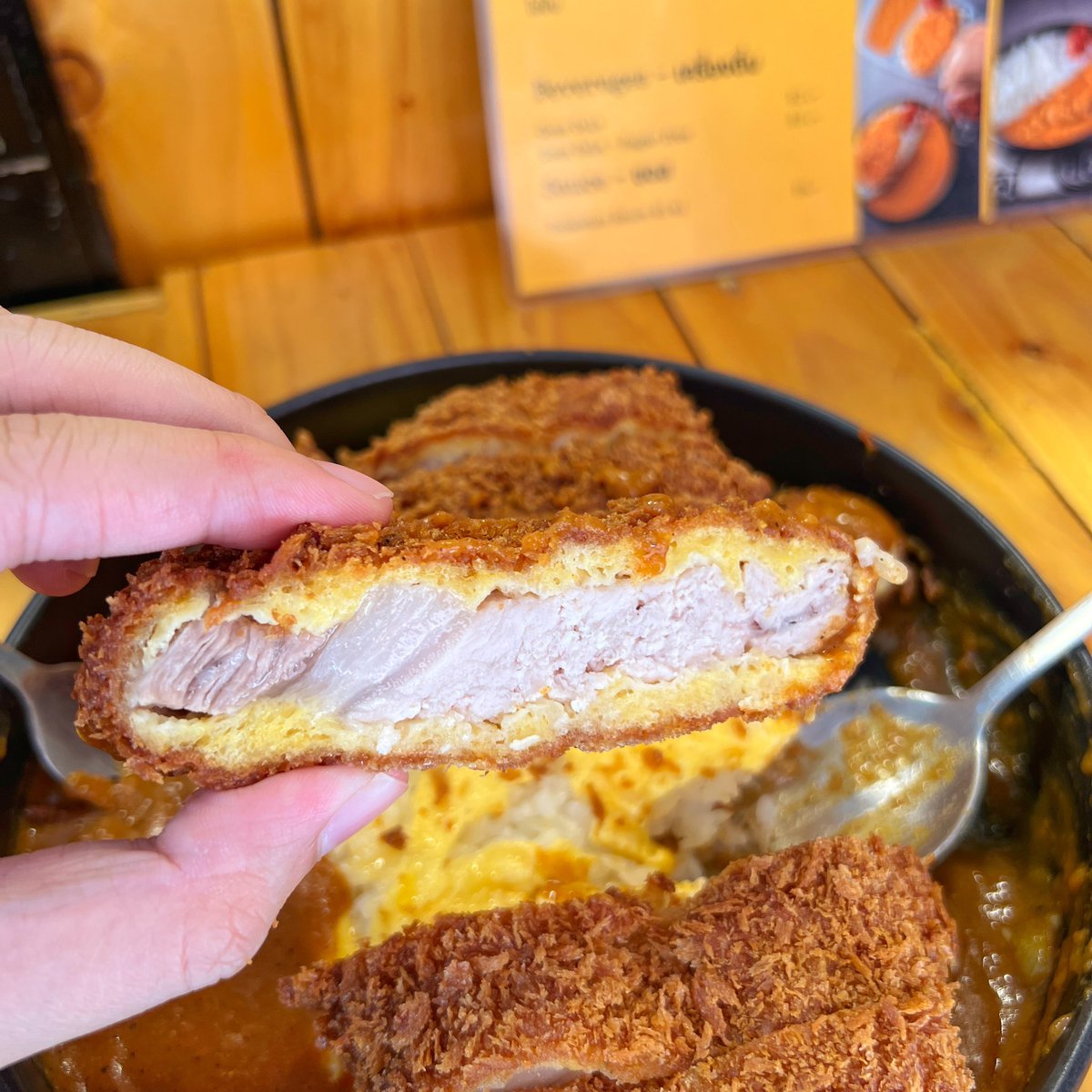 hungrybearrrr's tweet photo. ร้านล��บวัดด่าน คือลับมากกก ที่เด็ดเลยคือข้าวแกงกะหรี่หมูทงคัสสึพรีเมี่ยม หมูชิ้นใหญ่จุกและนุ่มสุด แกงกะหรี่เข้มข้น เลือกความเผ็ดได้ 10 ระดับ ข้าวเติมได้ไม่อั้น แต่เอาจิงที่ให้มาคืออิ่มอ้วกแล้ว

ใครมาต้องจองก่อนนะ เค้าทำวันละ 25 จานเท่านั้น #อร่อยบอกต่อ https://t.co/dP0NEuZf4I