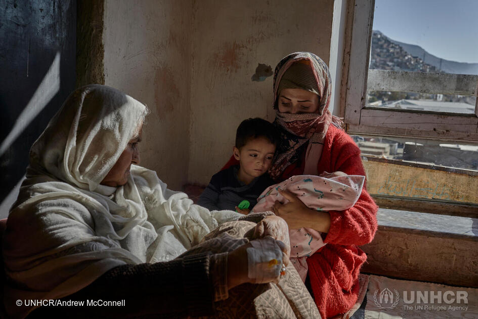 UNHCRAsia's tweet photo. 2020 and 2021 have been a rough two years – help make 2022 a better one for refugees.
#CommitToKindness and keep refugee families warm this winter.
Make a donation today. https://t.co/1qiDPpKz5I https://t.co/V4qIEyes7t