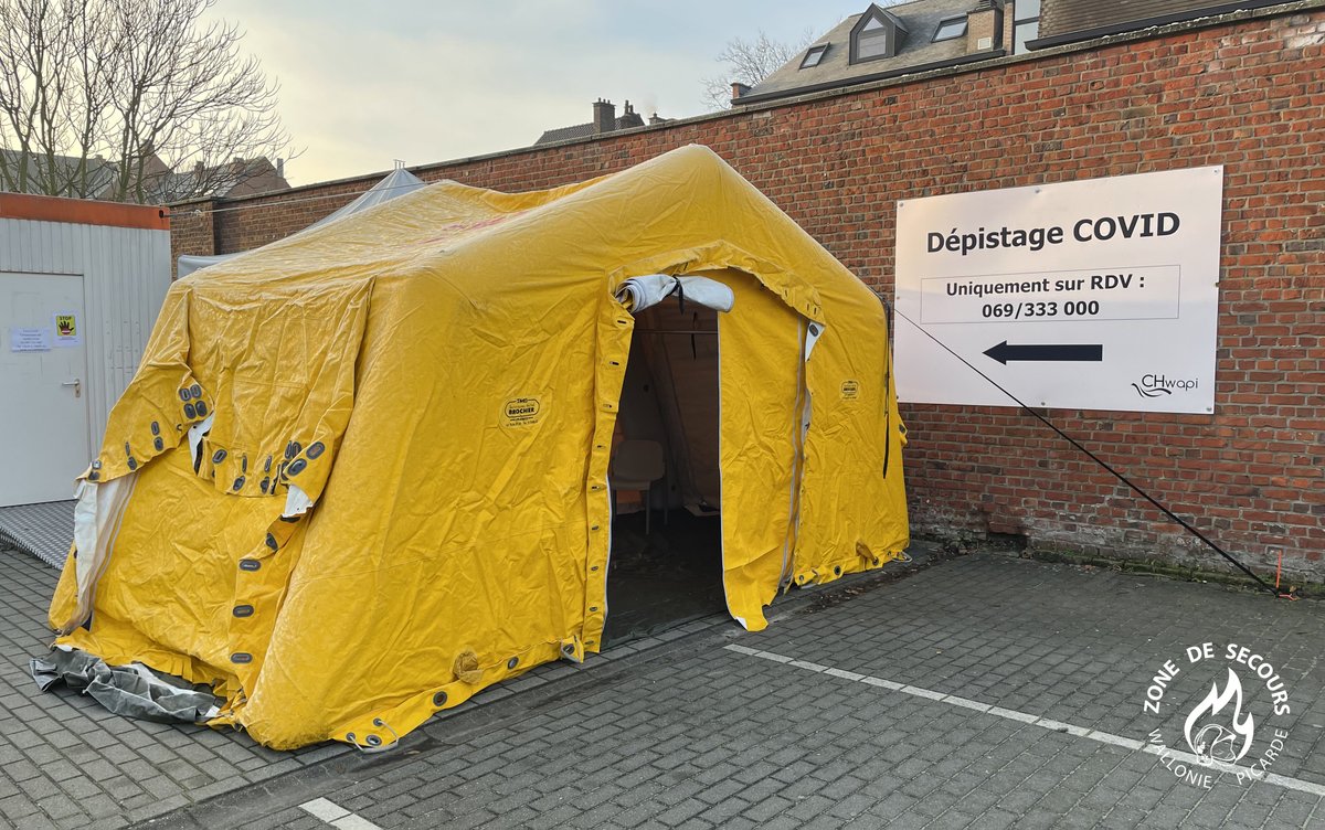 Active dans la lutte contre le Covid 19, la <a href="/ZoneSecoursWAPI/">ZSWAPI</a> apporte son soutien logistique au <a href="/CHwapi/">CHwapi</a> via l'installation d'une tente à proximité du centre de testing du site Notre-Dame. Cet espace permettra de patienter à l'abri du vent et de la pluie.