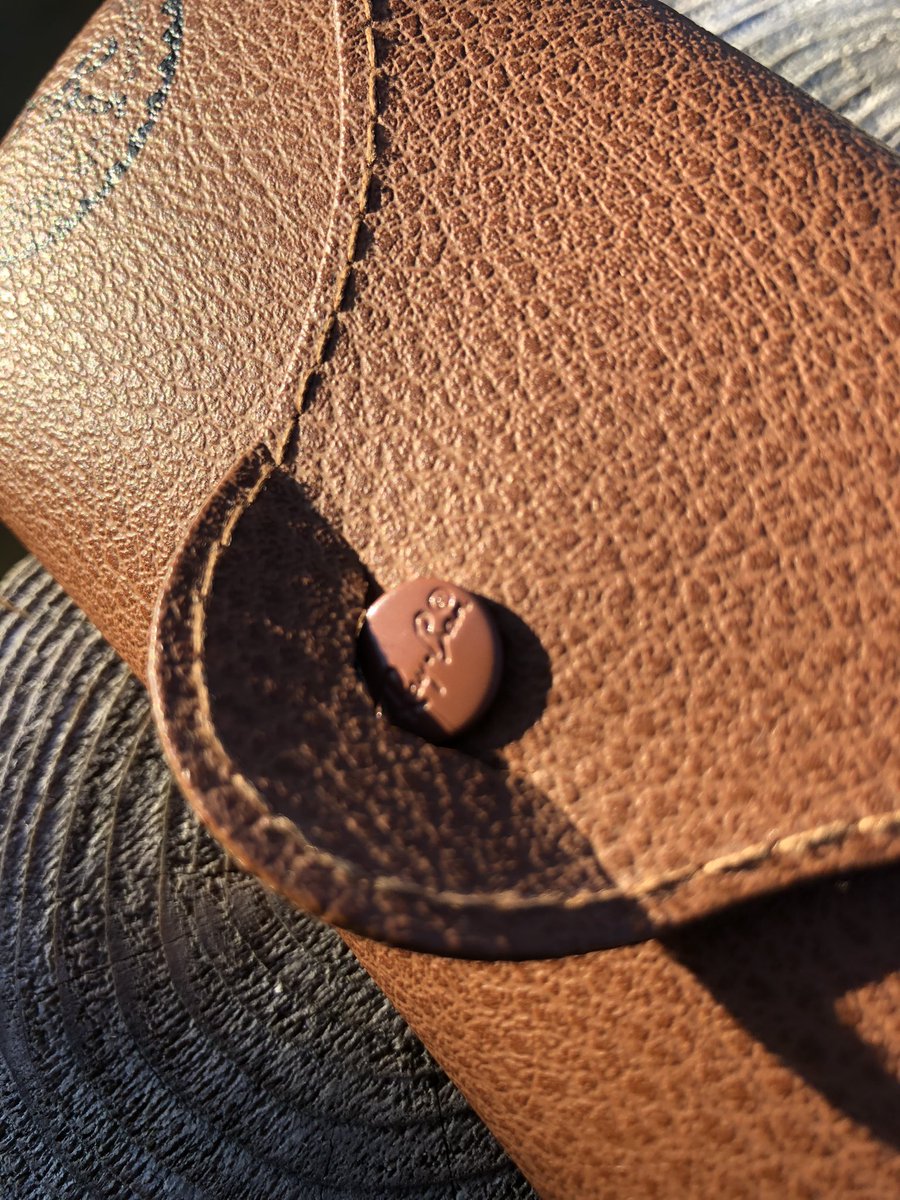 plyers69's tweet photo. You may make superb sunglasses but the case they came, utter rubbish. #rayban #sunglasses #poorquality #case https://t.co/SJMUXs35J4