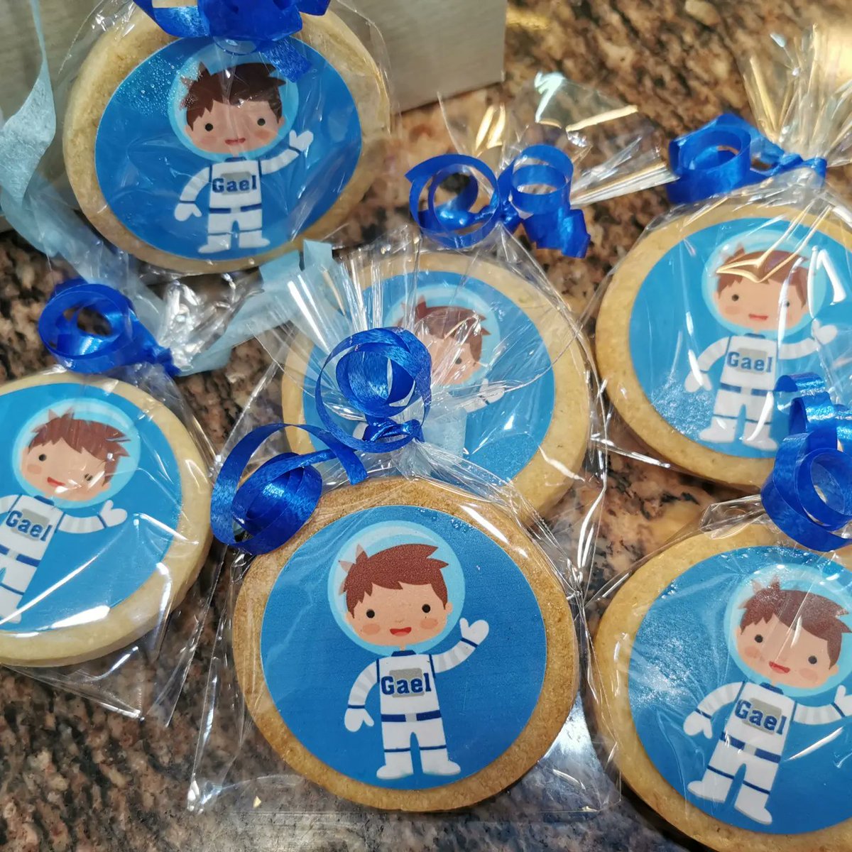 panaderiamsa's tweet photo. Así de bonitas quedaron estas  galletas de astronauta para el cumpleaños de Gael Feliz cumpleaños Gael!!! Hasta el infinito y más allá!
Visita nuestra tienda on line 👉 https://t.co/wdwvLc63aM o llámanos al 667 30 30 91
#regalosoriginales #galletaspersonalizadas #cumpleaños https://t.co/wiJ1x4JY0i