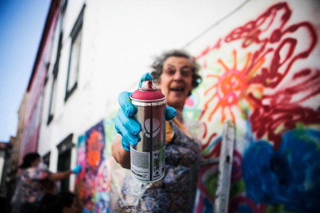 womensart1's tweet photo. Affectionately known as the ‘graffiti grannies of Lisbon', Lata65 is a Portuguese org that runs workshops in street art for the over-65s-the oldest participant is 90-year-old Isaura Santos Costa #womensart #FridayFeeling https://t.co/yPD8z3MFKJ