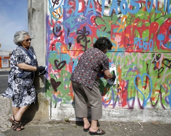 womensart1's tweet photo. Affectionately known as the ‘graffiti grannies of Lisbon', Lata65 is a Portuguese org that runs workshops in street art for the over-65s-the oldest participant is 90-year-old Isaura Santos Costa #womensart #FridayFeeling https://t.co/yPD8z3MFKJ