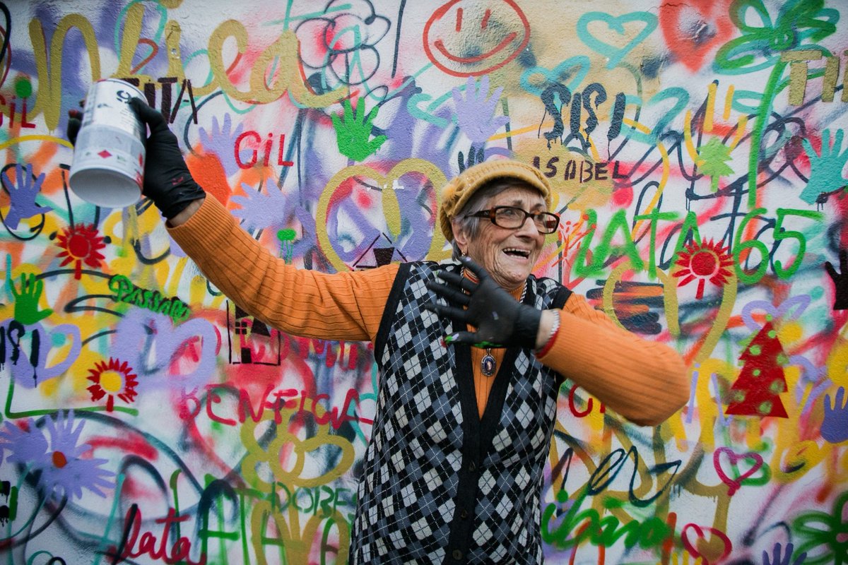 womensart1's tweet photo. Affectionately known as the ‘graffiti grannies of Lisbon', Lata65 is a Portuguese org that runs workshops in street art for the over-65s-the oldest participant is 90-year-old Isaura Santos Costa #womensart #FridayFeeling https://t.co/yPD8z3MFKJ
