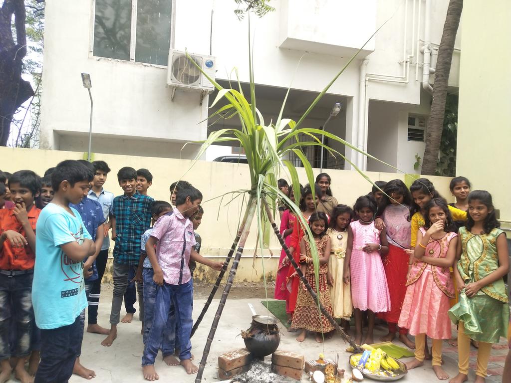 Had a great time with Annaikum Karangal kids.  Respect for food is a respect for life, for who we are and what we do.God Bless them. 
#Pongalcelebrations
#AnnaikumKarangal 
@sreeramjvc @major_madhan @FervidIndian @shibin_twitz @Hindutuvaporali 
@SureshK11003714 @Saravana_2785