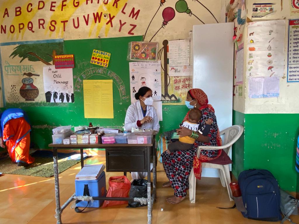 #UNRC 🇮🇳 <a href="/ShombiSharp/">Shombi Sharp</a> interacts with frontline workers at a routine immunisation session at an Anganwadi centre in Bhopal, #MadhyaPradesh.

Anganwadi workers have also been at the forefront of the state’s commendable response to the #COVID19 pandemic.