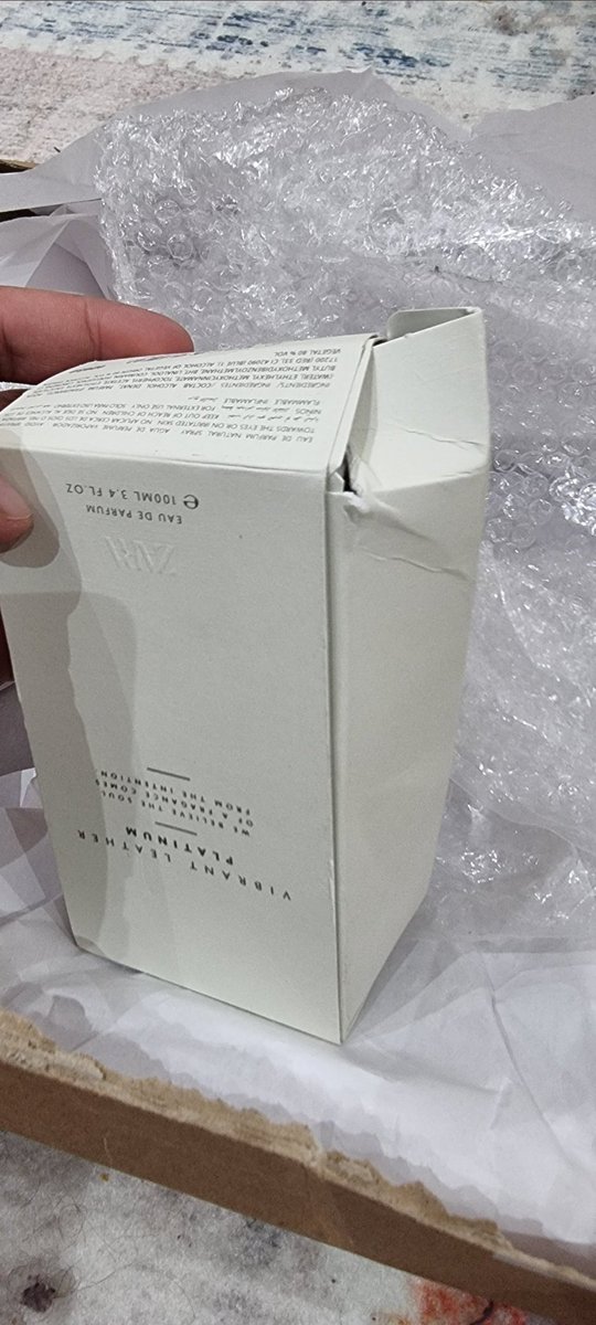 AhMeD_Elramly2's tweet photo. @ZARA I ordered from Zara for 2 perfumes, one arrived and the other was completely empty. I did not expect fraud from Zara. I returned the empty one through the shipping company and I have not been answered for a month
#ZARA #EGYPT scam and scam https://t.co/6jlGozvHoC