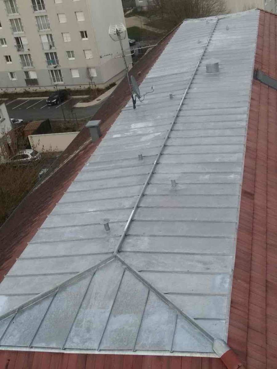 VitetCouverture's tweet photo. chantier terminé, zinc à joint debout 
bon boulot 😉 https://t.co/PTfCTsgil7
