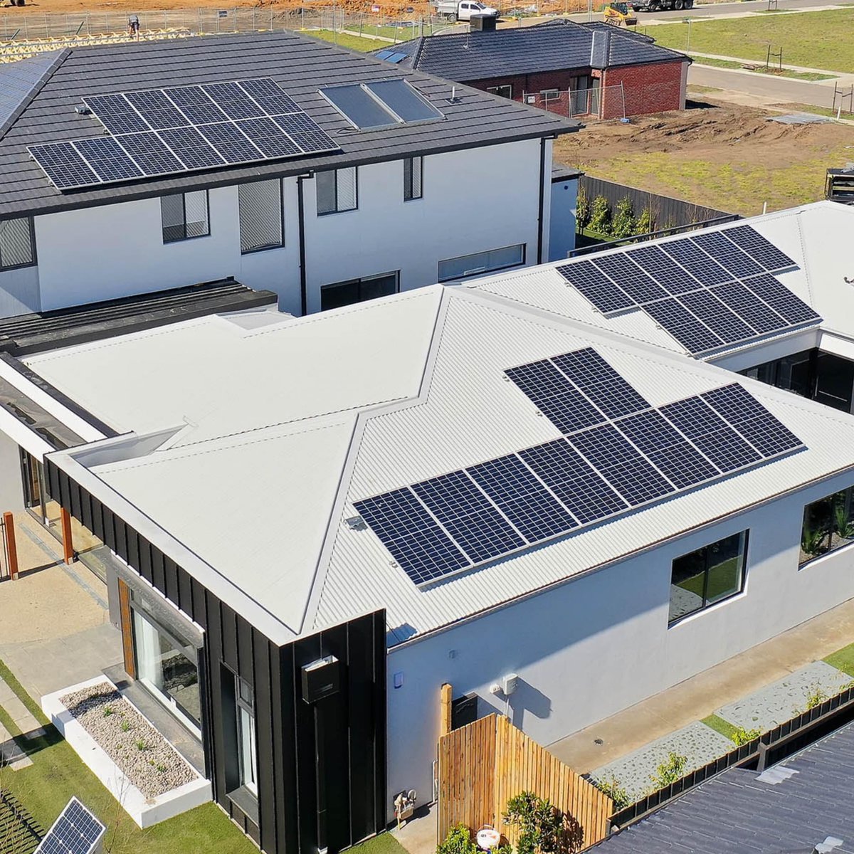 We are thrilled to announce a partnership with Arden Homes.

Every Arden home (more than 200 per year) will now include a RACV Solar system, and many of them will include battery storage and EV charging.

We commend the Arden team on your leadership in sustainable homes.