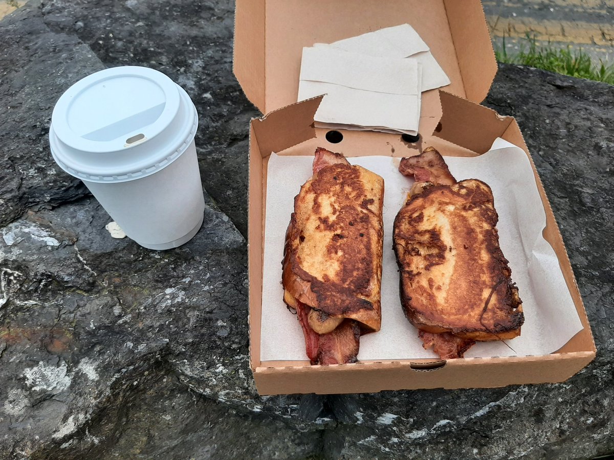CatHaloMovies's tweet photo. Friday treat, on the walk home from the school drop off. @2dayWeAreMaking have created something really cool, and their breakfast roll is genuinely something special.
Find them at D17 EC58, in Coolock Industrial Estate. #FoodBus https://t.co/aPQoQnG8Os
