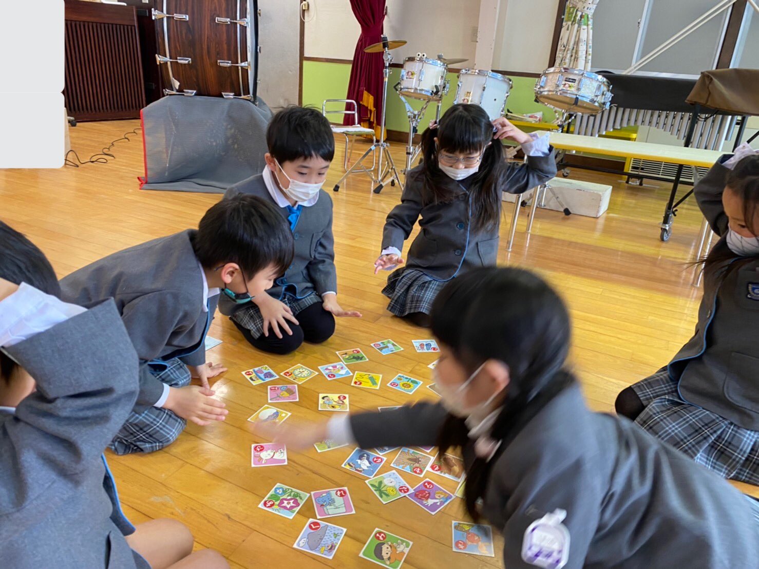 月江寺幼稚園 年長組 毎年恒例のカルタ取り大会を行いました 予選 準決勝 決勝の勝ち抜き戦で戦う子ども達の眼差しは真剣そのものでした 笑いあり 涙ありの楽しい時間を過ごしました T Co Myclarrw18 Twitter