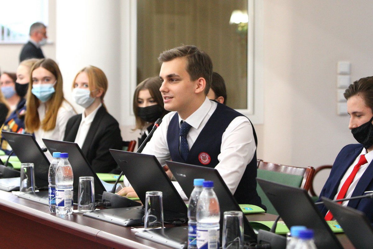 Гимназист 11 класса Александр Мжаванадзе стал победителем конкурса сочинений-размышлений на тему «Если бы я был Дедом Морозом, что бы я сделал для своего города…». Саша получил заслуженную награду из рук спикера Думы Алексея Дегтева и главы Самары Елены Лапушкиной