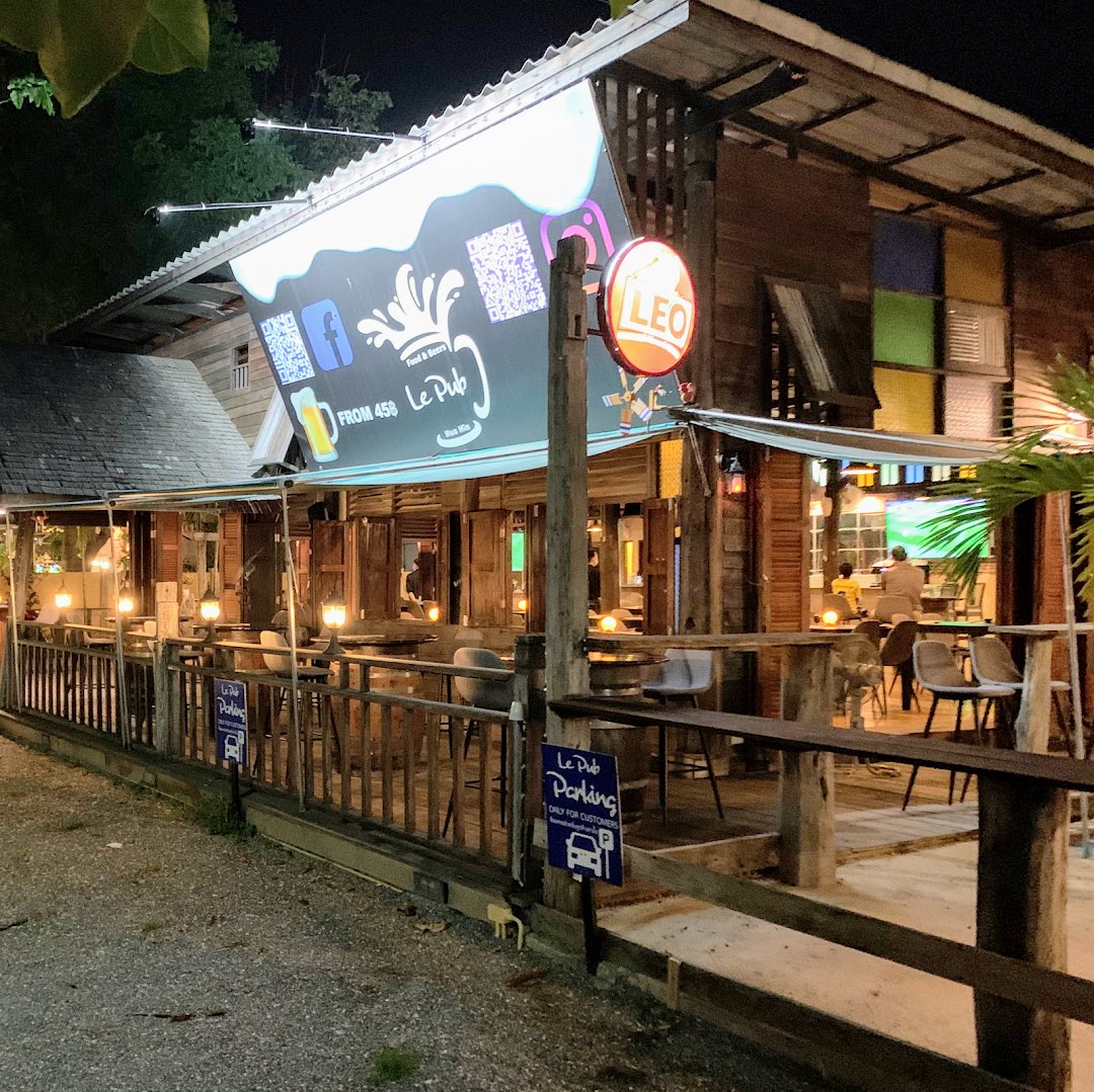 J56Walsh's tweet photo. After a tremendous start, same old same old with England 🏏 Gave it until tea or whatever the break is, then remembered it’s #FishAndChipsFriday so headed to #LePub #HuaHin absolutely fantastic #ChefGary https://t.co/PrD7xDuIPm