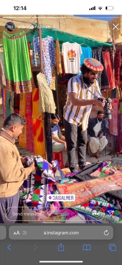 vikxlp's tweet photo. Shout out to @anandrkrishnan travelling across Thar helping out artisans and shop owners while he earns acco and clothes in return.

An amazing way to experience and soak in the culture 🙏🏽🙏🏽

Follow him here and on Instagram for more https://t.co/pK3cb1gwyX