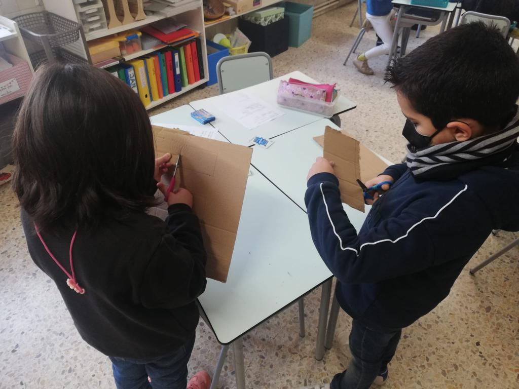 vedrunacent's tweet photo. A 2n hem rebut un encàrrec molt especial... la Ratolina Tina 🐭 ens ha animat a descobrir jocs del món🌍 i ho estem fent amb material reciclat🔝!! #2PRIMSSCC https://t.co/e8aw69e1Xe