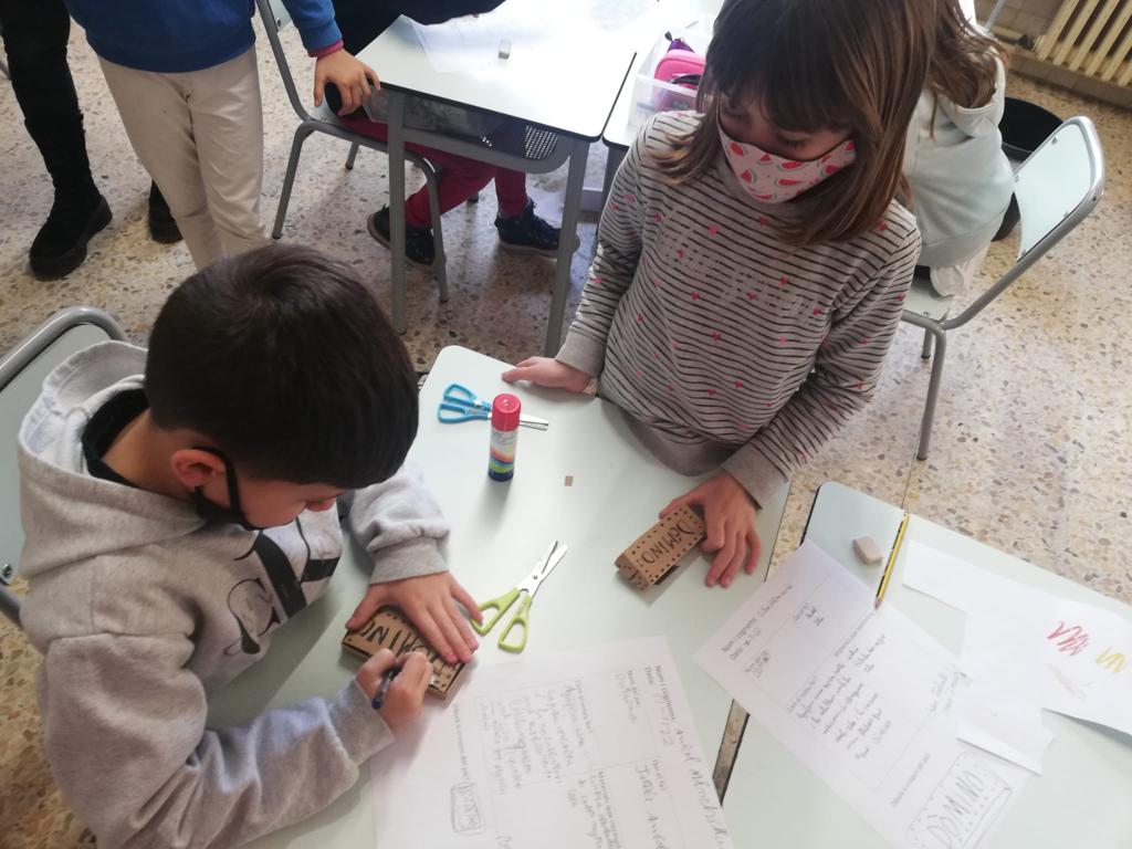 vedrunacent's tweet photo. A 2n hem rebut un encàrrec molt especial... la Ratolina Tina 🐭 ens ha animat a descobrir jocs del món🌍 i ho estem fent amb material reciclat🔝!! #2PRIMSSCC https://t.co/e8aw69e1Xe