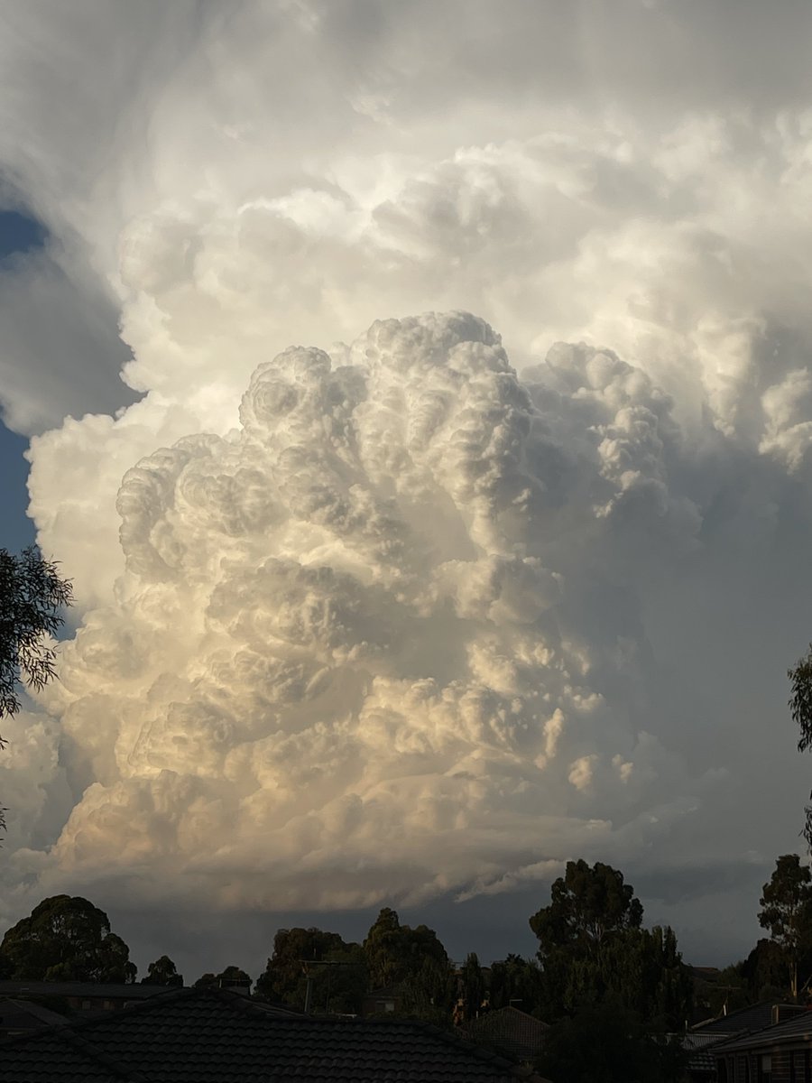 Seenbrighterda1's tweet photo. Some awesome cloud formations moving through but no rain. Now watching the lightning out the window resting. #vicweather #vicstorm #clouds #SevereWeather #VictoriaSummer #LookUp #NeverGiveUp #SkyWeatherAus #NineMelb #ABCVic https://t.co/fb4fQa1k8M