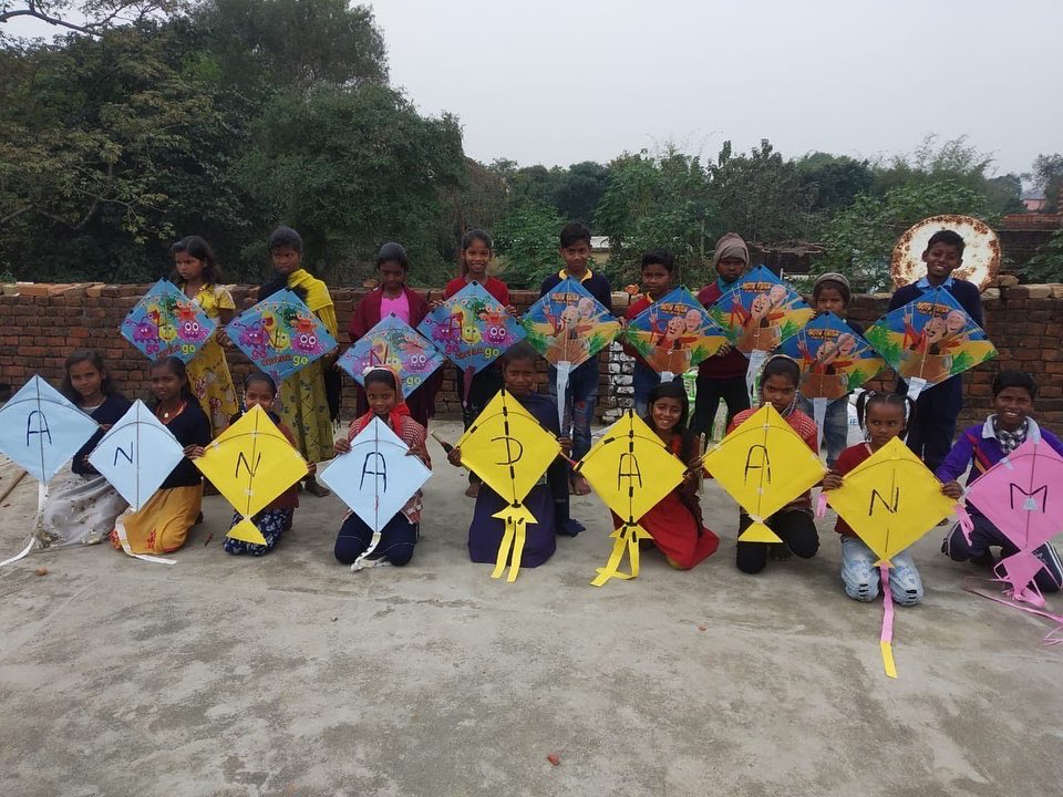 pagariawf's tweet photo. Makar Sankranti special annadanam with Gud Poha and Dahi for kids at community learning center at village Gaura .

Thank you Pahal- Ek Nayi Soch for arranging a great festive celebration!

#sankranti #pongal #pagariafoundation #festival #annadanam #festival https://t.co/eLgExRivAT