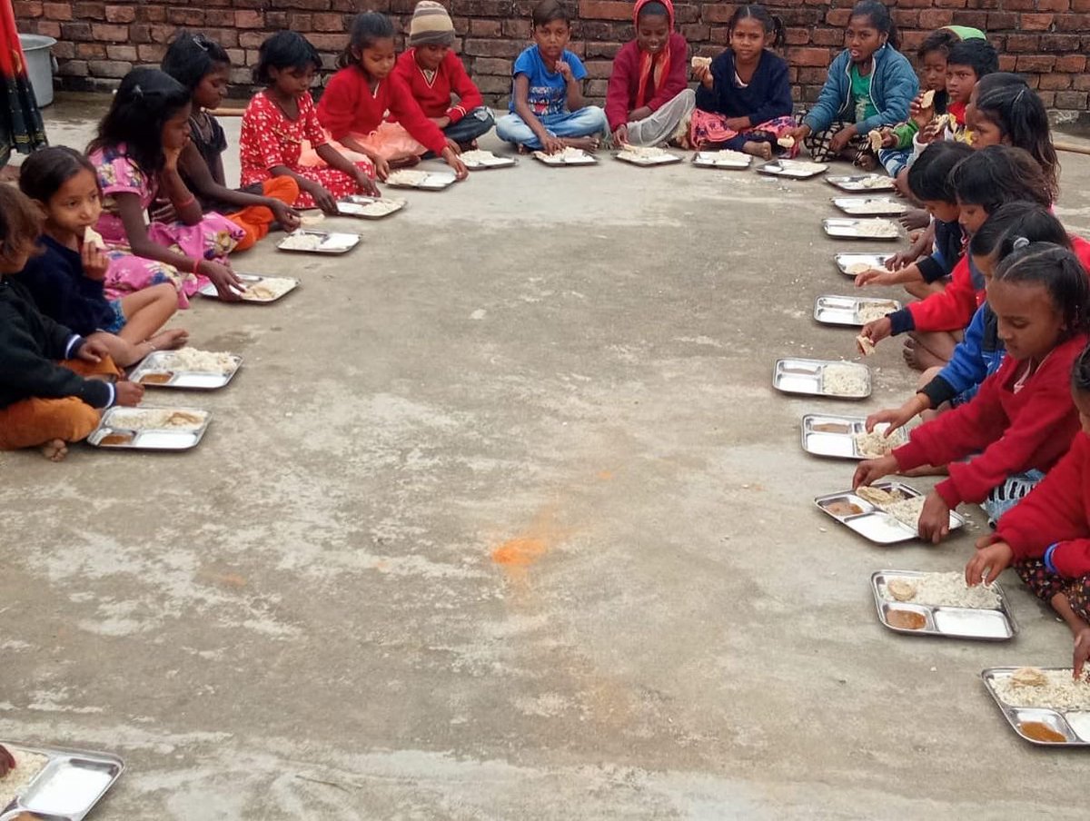 pagariawf's tweet photo. Makar Sankranti special annadanam with Gud Poha and Dahi for kids at community learning center at village Gaura .

Thank you Pahal- Ek Nayi Soch for arranging a great festive celebration!

#sankranti #pongal #pagariafoundation #festival #annadanam #festival https://t.co/eLgExRivAT