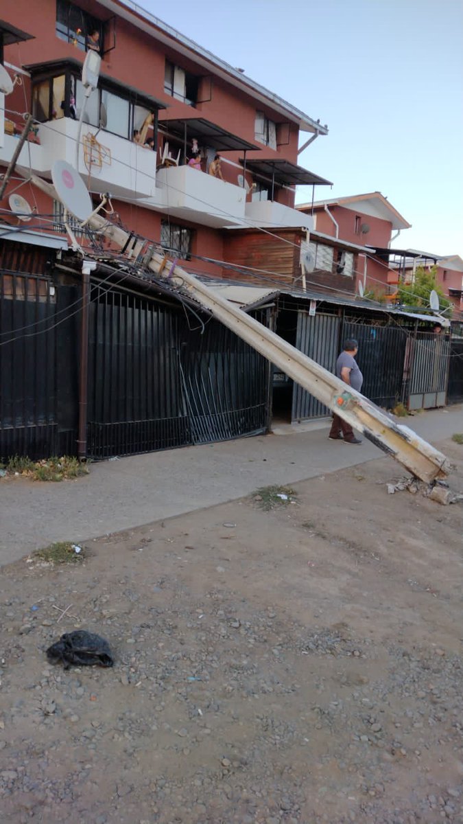 Buen día vecinos y vecinas, se informa caída de postes en República con La Victoria, producto de cables bajos enganchados en camión recolector. Personal trabaja en el lugar #Rancagua