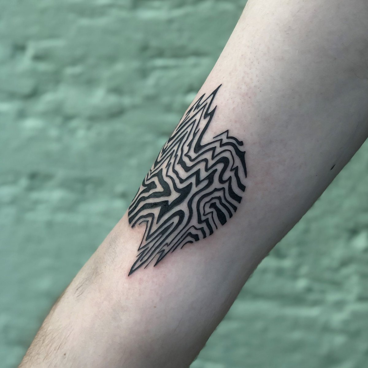 _mindshapes_'s tweet photo. “DISTORTION”
First circle series realised at:
@sangbleuzurich 
Aka Berlin 
19:28 Barcelona
.
New project incoming...
#tattoo #black #tttism #lines #universe #tattooworld #culture #creative #distorsion #mindshapes #flows #vibration #satatttvision https://t.co/OKypapmizp
