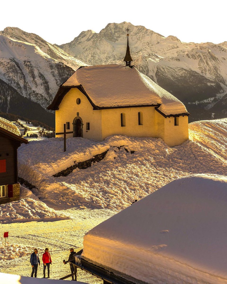 AranGrant's tweet photo. Just a little church in the middle of a vibrant village in Bettmeralp municipality.

Full 📷credits IG: @dane72

#explore #discover #beautifuldestinations #wanderlust #travelnow #adventure #bettmeralp #switzerlan https://t.co/TM46aSJgbL
