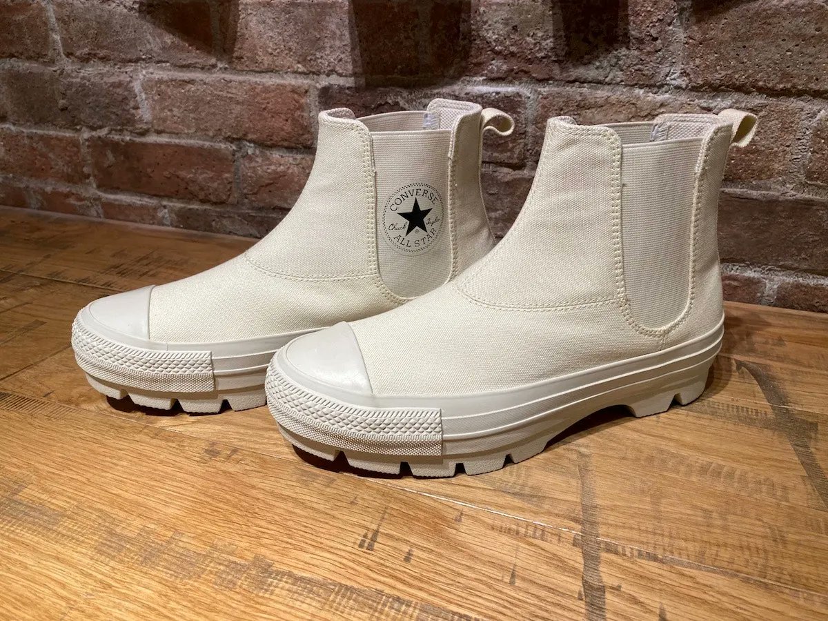 voguejp's tweet photo. 「オールスター」がサイドゴアブーツに。
水が浸みにくく、汚れも付きにくいので冬の悪天候でもストレスフリーで着用可能！ https://t.co/J8ObrSESDF https://t.co/LGdtKwOh5E