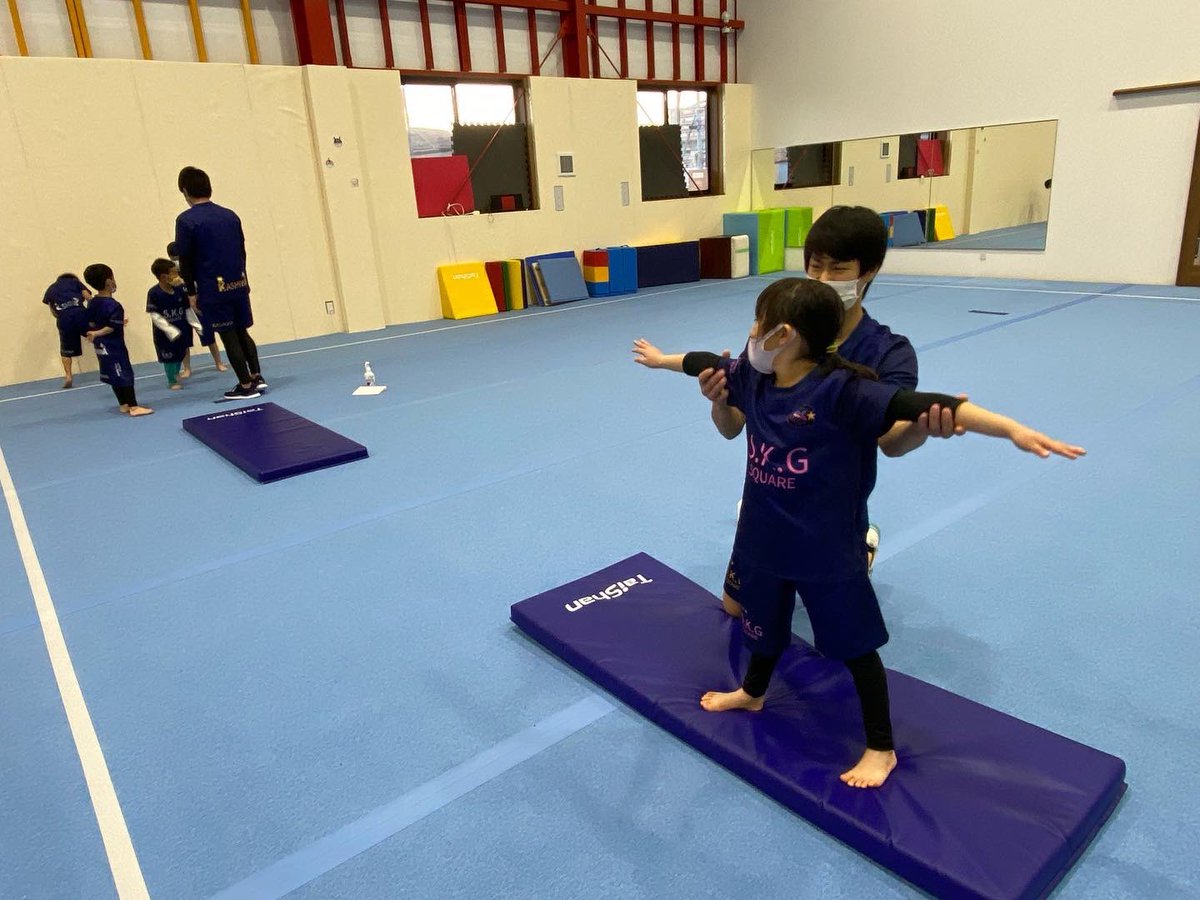 SKGsquare's tweet photo. 金曜日のレッスン風景👍
SKGの先生達はいつでも全力❗️みんな楽しく明るく笑顔でレッスンを受けてます😆

#SKGスクエア #体操クラブ #体操教室 #柏 #柏たなか #柏の葉キャンパス #地域最大級 #跳び箱 #マット #トランポリン #アクロバット #バク転するならSKG https://t.co/o97RiTn0eC
