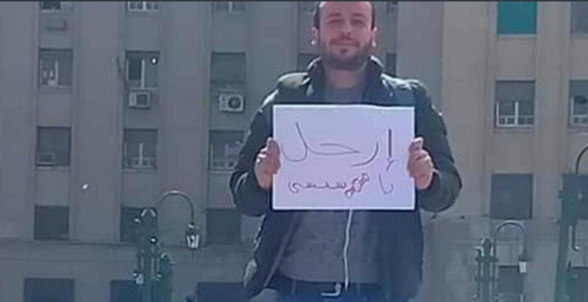 drassagheer's tweet photo. الشاب أحمد وحيد نزل وحيدا إلى ميدان التحرير في 2019، ورفع ورقة عليها #ارحل_يا_سيسي 
ومن يومها وهو في السجن، بما ينسف كل الشعارات التي قيلت في #مؤتمر_شباب_العالم في شرم الشيخ، وكأن الشباب المصري من عالم آخر !! https://t.co/LqVlYrcVlE