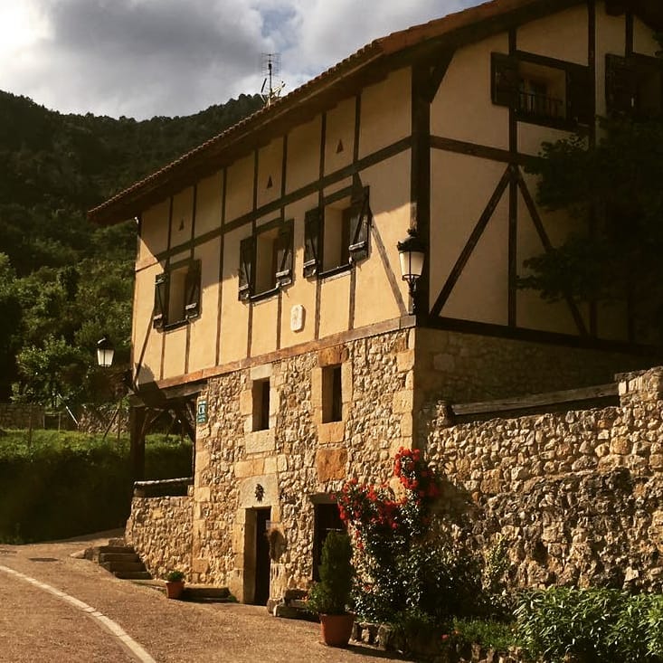 radio_vitoria's tweet photo. 🏡 #NaturaSobron 🌱 iniciativa turística que nació en plena pandemia y oferta servicios culturales y de ocio al #concejo de #Sobron y la comarca 🪵
#Lantaron @AnanakoKuadrila @ananaturismo
🎙️ #Herrian @AcoaAke
https://t.co/n1bqoqbrVn https://t.co/CPYNy84KuJ