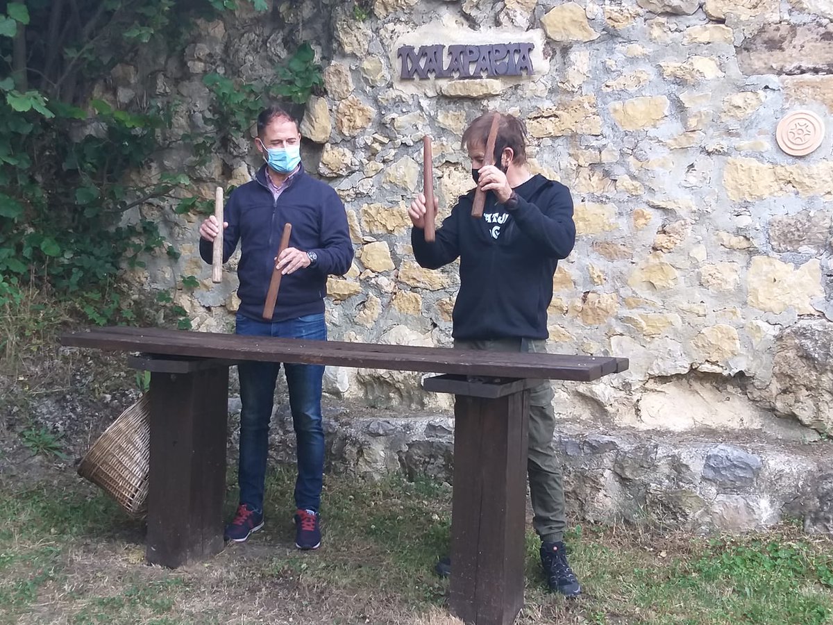 radio_vitoria's tweet photo. 🏡 #NaturaSobron 🌱 iniciativa turística que nació en plena pandemia y oferta servicios culturales y de ocio al #concejo de #Sobron y la comarca 🪵
#Lantaron @AnanakoKuadrila @ananaturismo
🎙️ #Herrian @AcoaAke
https://t.co/n1bqoqbrVn https://t.co/CPYNy84KuJ