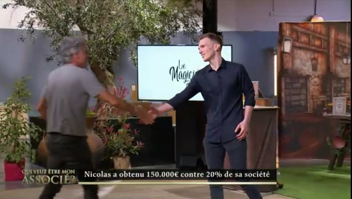 UBee_Lab's tweet photo. 🍾 Magnifique deal pour Nicolas, de 150k€, conclu avec @marcsimoncini  à #QVEMA!  
💪 Une belle somme pour faire accélérer son projet et un super nouvel associé, pour écrire une nouvelle page dans le grimoire 📖 du Magicien Bio!
Hâte de voir la suite 🤩! https://t.co/PnIxmqSTMi