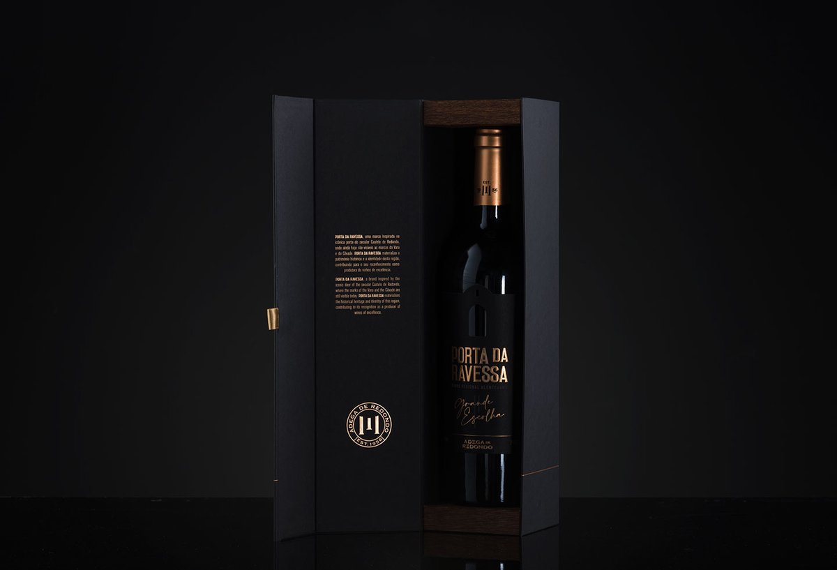 ma_creative_'s tweet photo. In continuity with the rest of the range, Porta da Ravessa Grande Escolha has a premium image of prestige that characterizes the quality of this wine.
#macreativeagency #agency #creative #creativity  #photography #advertisingphotograhy #professionalphotography #winephotography https://t.co/kGQBl0mHpr