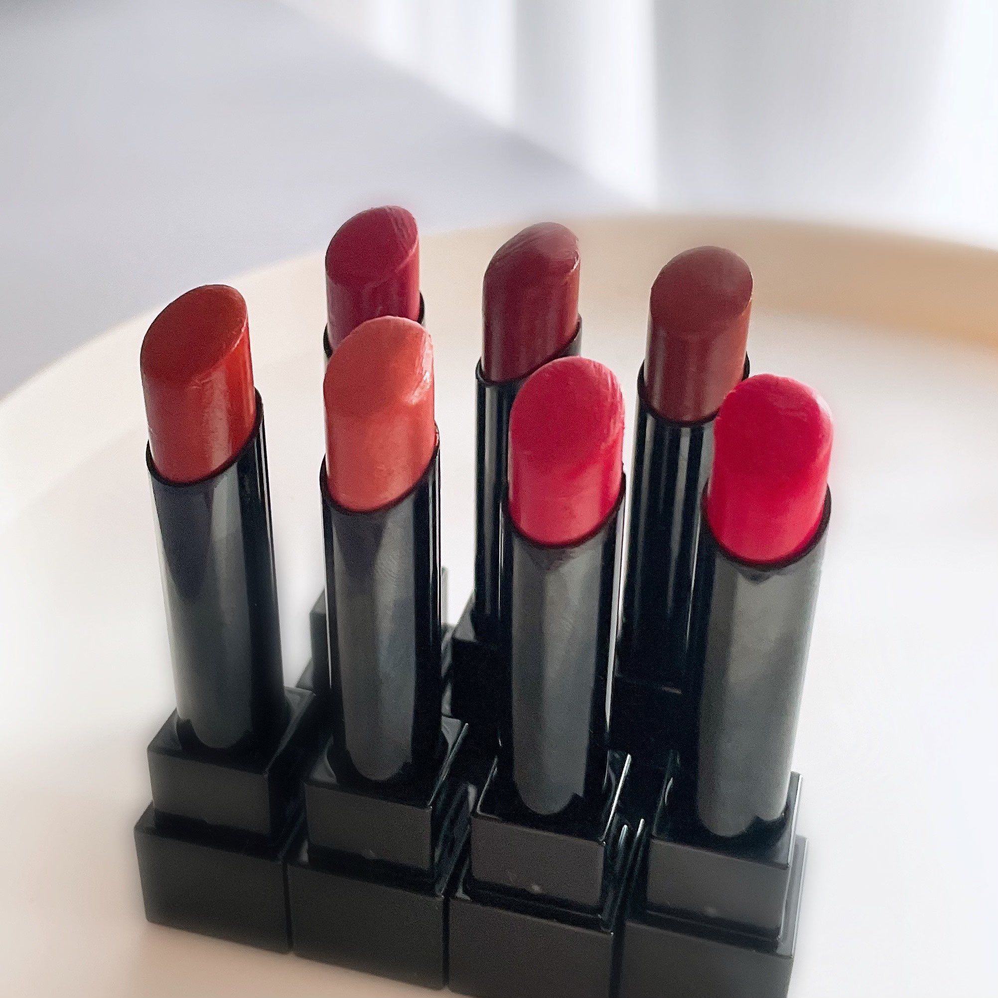 カナ リップモンスター全色 1度塗り 2度塗りからティッシュオフまでずっと可愛い色 味 飲食しても汚くムラにならなくて感動もの それなのにクレンジングでスルスル落ちてくれるし こんなに使い心地良すぎて絶対全色欲しい と思ったリップは初めて