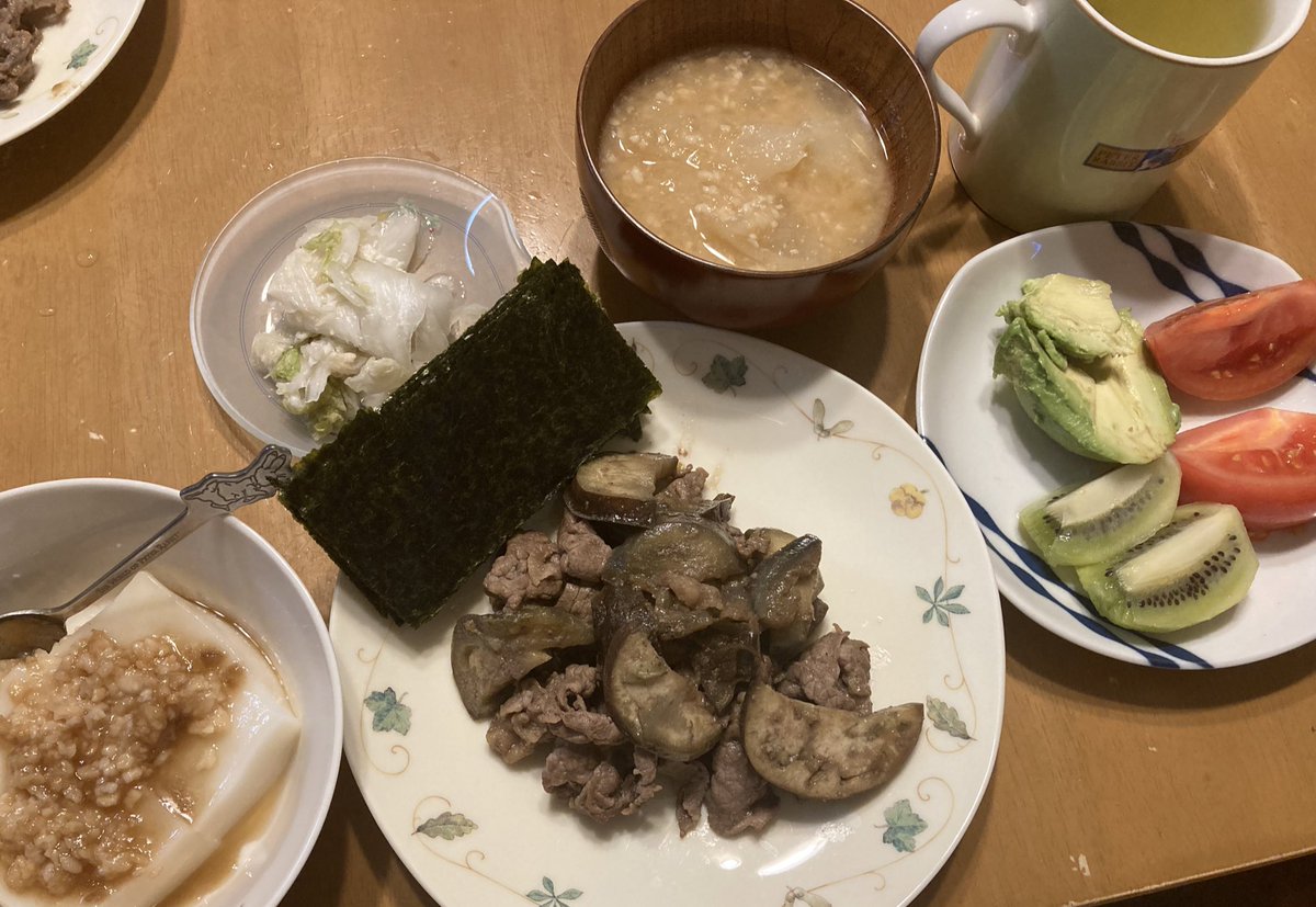 ❇️牛肉とナスの炒め物🍆❇️自家製味噌のカブの味噌汁🥣❇️自家製味噌の砂糖味噌餅❇️🍅、🥝、🥑、海苔、白菜の漬物、緑茶🍵