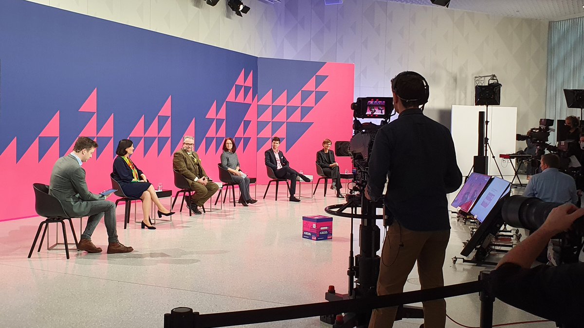 S_VoigtHeucke's tweet photo. Viele Perspektiven - viele Chancen?
Podiumsdiskussion zum Auftakt des #Wissenschaftsjahr2022 mit @starkwatzinger MdB @BMBF_Bund, Waltraud Riedel & Lucas Sostaric #CitizenPanel, Prof. Johannes Vogel Generaldirektor @mfnberlin und Prof. Katja Becker Präsidentin @dfg_public. https://t.co/nXzJls8nEp