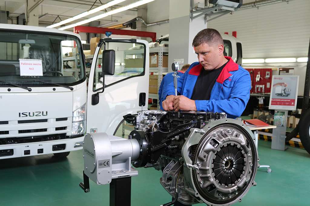 SIMAZ43484335's tweet photo. При корпоративном обновлении парка #автобусами #SIMAZ представителями #ISUZU проводятся выездные профессиональные тренинг- обучения «Экономичное и безопасное вождение». Результат- экономия топлива до 15%, увеличение срок службы тормозов, сцепления и прочих узлов.
#ДелаемАвтобусы https://t.co/3N3J5pewK6