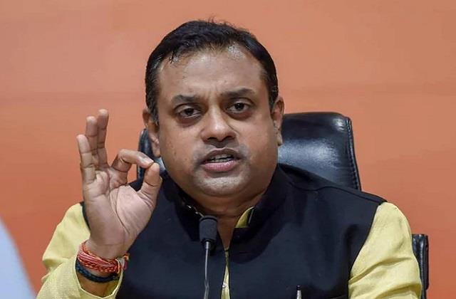 punjabkesari's tweet photo. यूपी में लड़की लड़ सकती है लेकिन राजस्थान में नहीं, आखिर ऐसा क्यों? पात्रा ने प्रियंका गांधी को घेरा https://t.co/oXXda1Umpg
#GeneralSecretaryPriyankaGandhiVadra #Target #SelectivePolitics #SpokespersonSambitPatra #GovernmentofRajasthan #ChiefMinisterAshokGehlot #punjabkesari https://t.co/xqwBozSinm