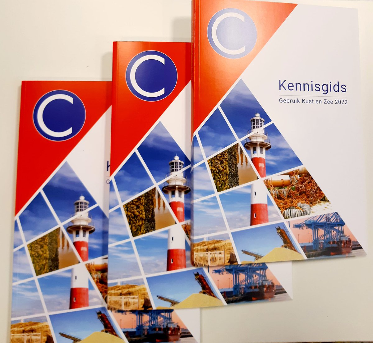 De nieuwe Kennisgids Gebruik Kust en Zee 2022 van <a href="/jmeesvliz/">Jan Mees</a>, <a href="/Departement_EWI/">Departement EWI</a>, <a href="/provinciewvl/">Provincie West-Vlaanderen</a> is gearriveerd! Officiële voorstelling volgt op 2 maart tijdens de #VLIZ Marine Science Day #VMSD22 #KG2022 #CompendiumKustenZee #Kustportaal #BNZ #Schelde #Kustzone <a href="/CompendiumVliz/">Compendium for Coast & Sea</a>