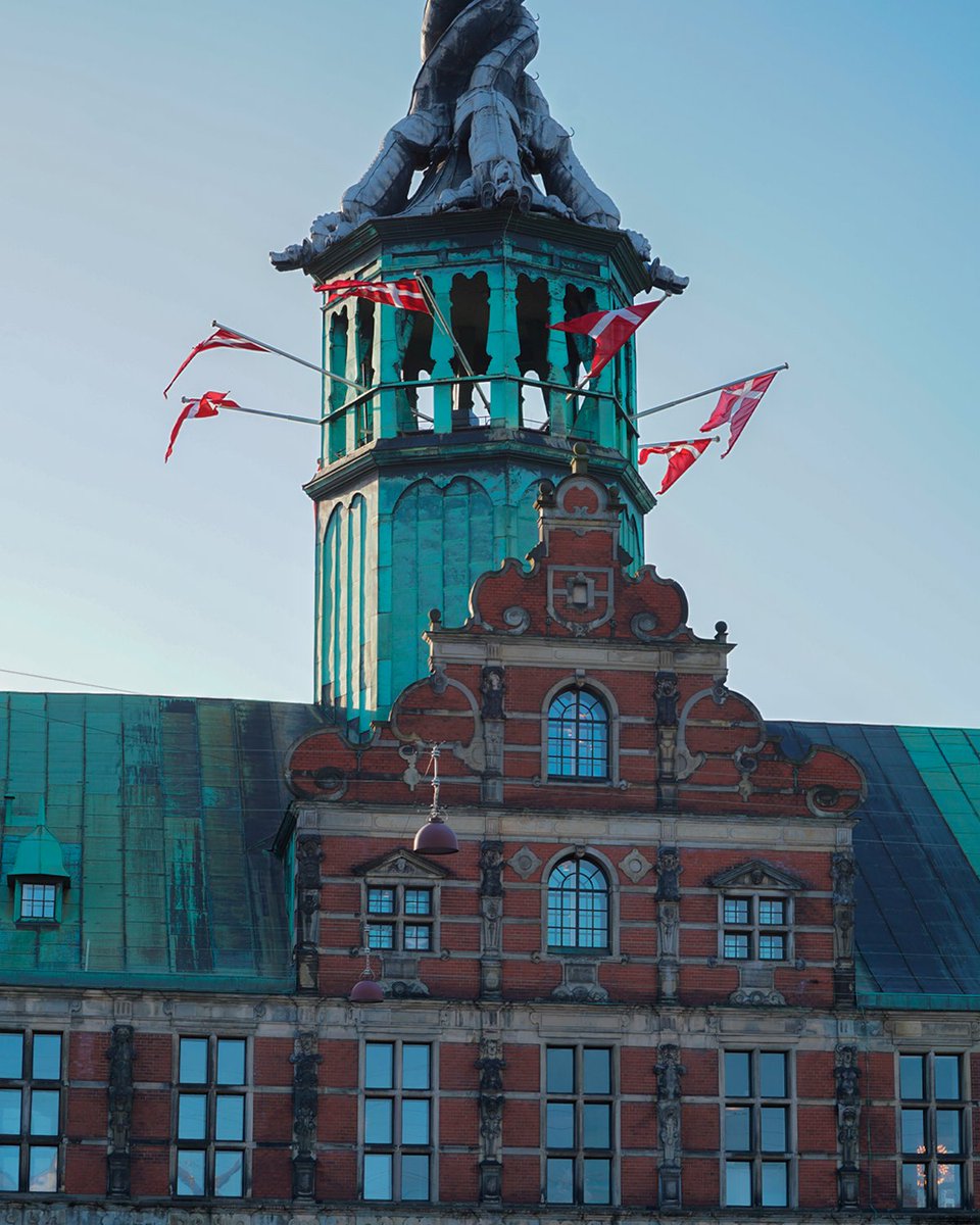 DanskErhverv's tweet photo. 50 år som en formidabel repræsentant for dansk erhvervsliv. Stort tillykke til Hendes Majestæt Dronningen med et imponerende 50-års regeringsjubilæum. Fra alle på Børsen og i Dansk Erhverv. https://t.co/ASW1U7cTmC