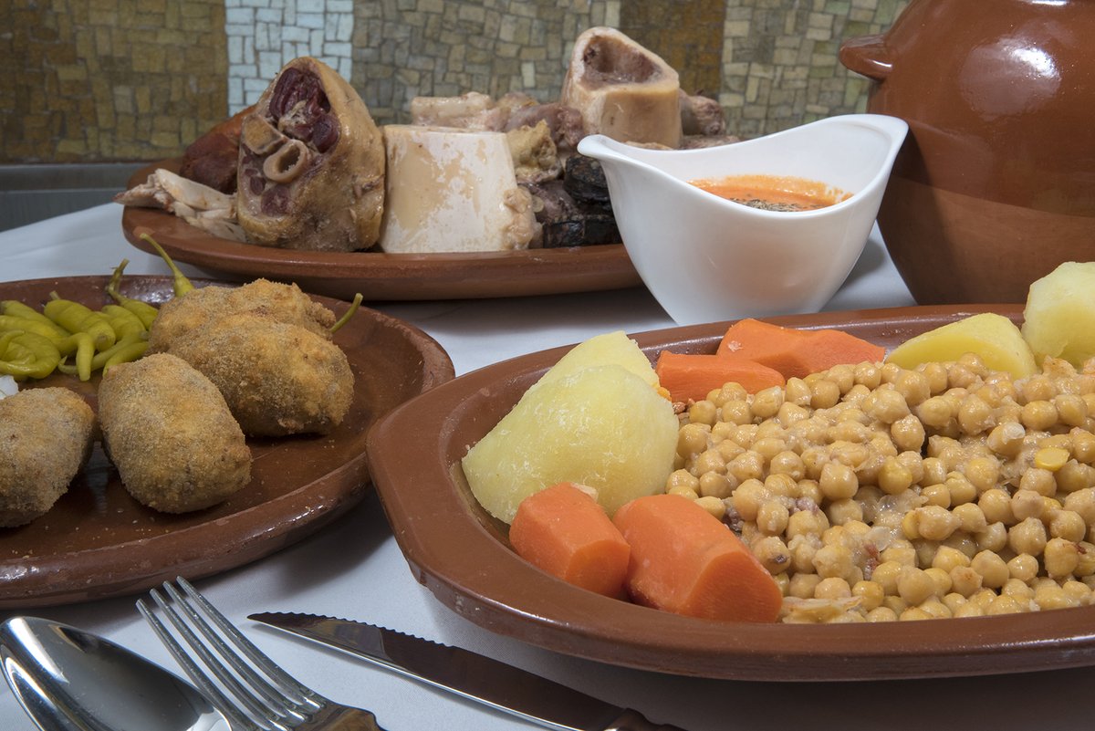 Sabemos que te encanta el cocido y que enero es el mejor mes para probarlo. ¡Un momento perfecto para disfrutar de nuestro menú a tres vuelcos! Desde la sopa hasta los riquísimos garbanzos. No nos cabe duda, ¡te encantará! #ElCafédelaÓpera
elcafedelaopera.com/restaurante/me…