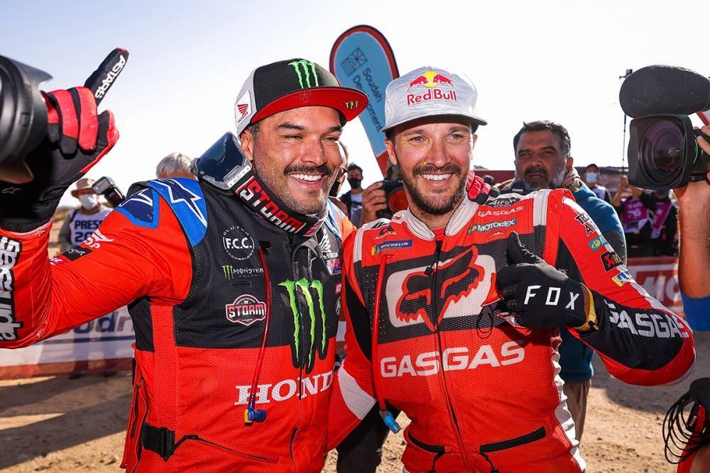 apyxi_fdn's tweet photo. Final #Dakar2022 #Motos
@Sundersam gana su segundo Dakar
2 @quintanilla102
3 #Walkner
4 @A_Vanbeveren
5 @joanbangbang88 https://t.co/UUGPUN5Ivk