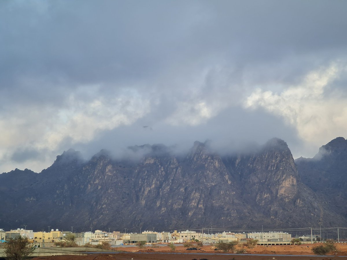 جمال منظر السحب و هي تغطي هامة جبال أجا في #حائل_الآن