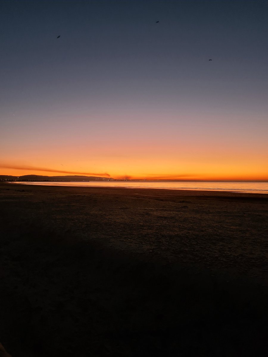 LayustienGales's tweet photo. My students currently doing their Year Abroad in Spain and super jealous of this gorgeous Swansea weather! Today's sunrise! #Swanseauni😴😂🇪🇸🇪🇸🇪🇸 https://t.co/6rxxuydPhY