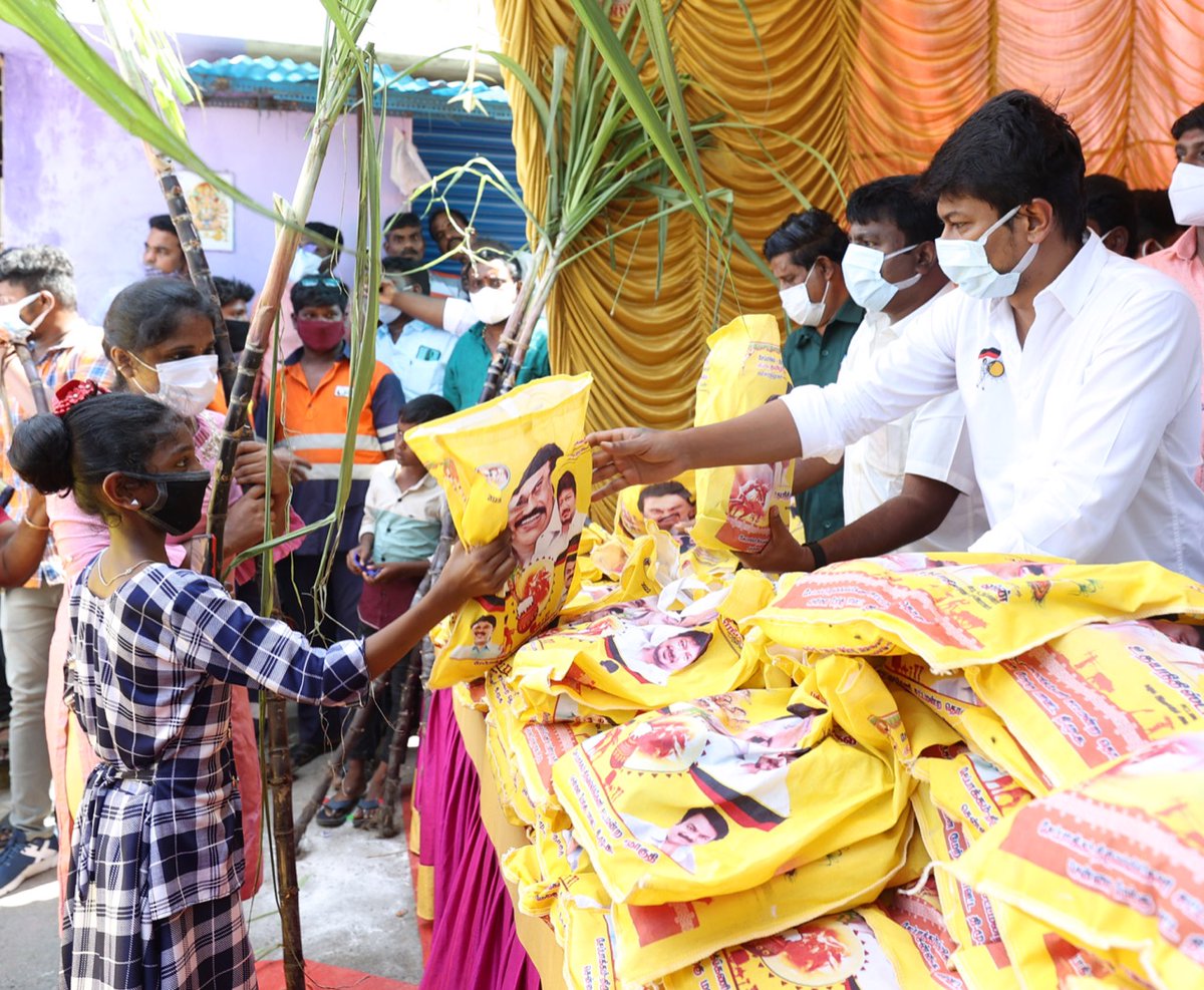 Udhaystalin's tweet image. கொரோனா பேரிடரில் எதிர்கட்சியாக-ஆளுங்கட்சியாக தொடர்ந்து மக்களுடன் நின்று உதவும் நாம் அவர்களின் மகிழ்ச்சியிலும் பங்கேற்கும் வகையில் தமிழர் திருநாளான இன்று #ChepaukTriplicane தொகுதி அனுமந்தபுரம் வி.ஆர் தெரு பகுதி மக்களுக்கு பொங்கல் பரிசாக புத்தாடை வழங்கி வாழ்த்தி மகிழ்ந்தோம். நன்றி.