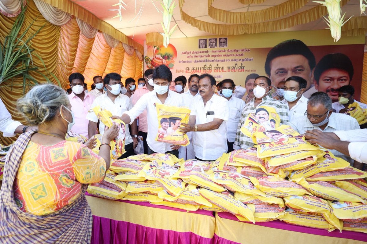 Udhaystalin's tweet image. கொரோனா பேரிடரில் எதிர்கட்சியாக-ஆளுங்கட்சியாக தொடர்ந்து மக்களுடன் நின்று உதவும் நாம் அவர்களின் மகிழ்ச்சியிலும் பங்கேற்கும் வகையில் தமிழர் திருநாளான இன்று #ChepaukTriplicane தொகுதி அனுமந்தபுரம் வி.ஆர் தெரு பகுதி மக்களுக்கு பொங்கல் பரிசாக புத்தாடை வழங்கி வாழ்த்தி மகிழ்ந்தோம். நன்றி.