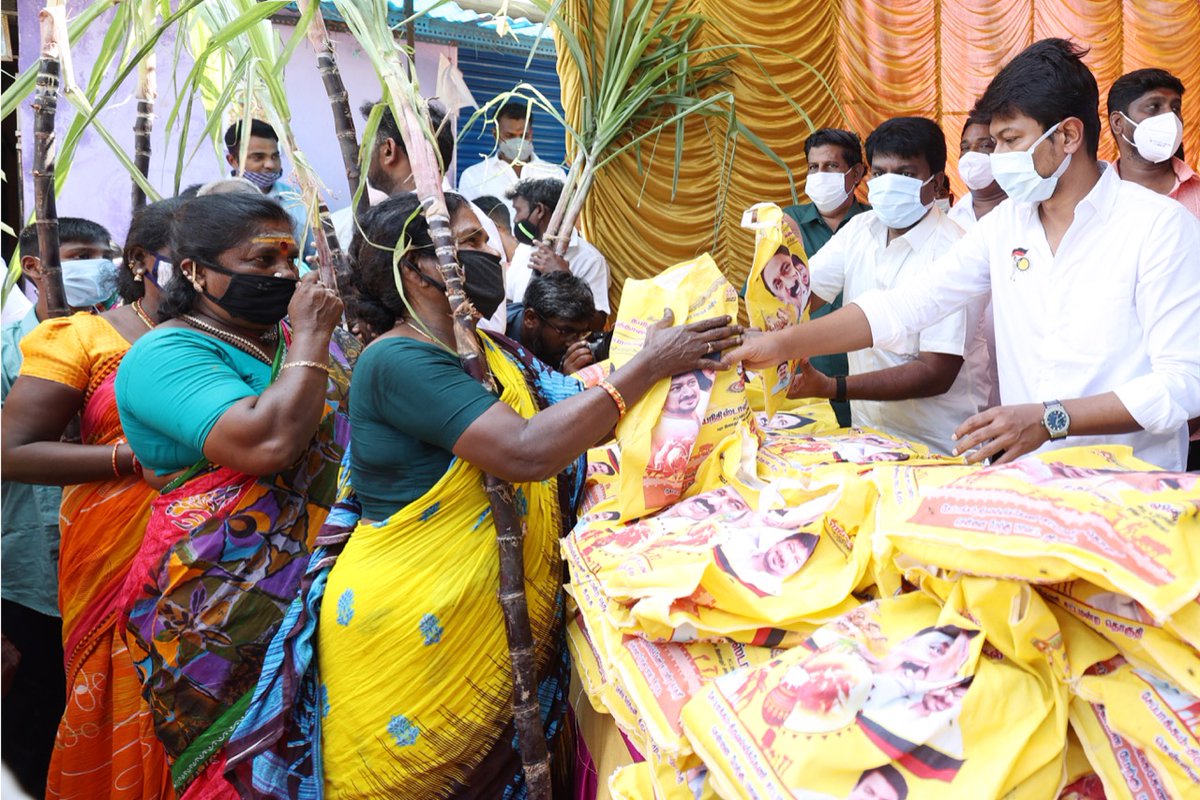 Udhaystalin's tweet image. கொரோனா பேரிடரில் எதிர்கட்சியாக-ஆளுங்கட்சியாக தொடர்ந்து மக்களுடன் நின்று உதவும் நாம் அவர்களின் மகிழ்ச்சியிலும் பங்கேற்கும் வகையில் தமிழர் திருநாளான இன்று #ChepaukTriplicane தொகுதி அனுமந்தபுரம் வி.ஆர் தெரு பகுதி மக்களுக்கு பொங்கல் பரிசாக புத்தாடை வழங்கி வாழ்த்தி மகிழ்ந்தோம். நன்றி.