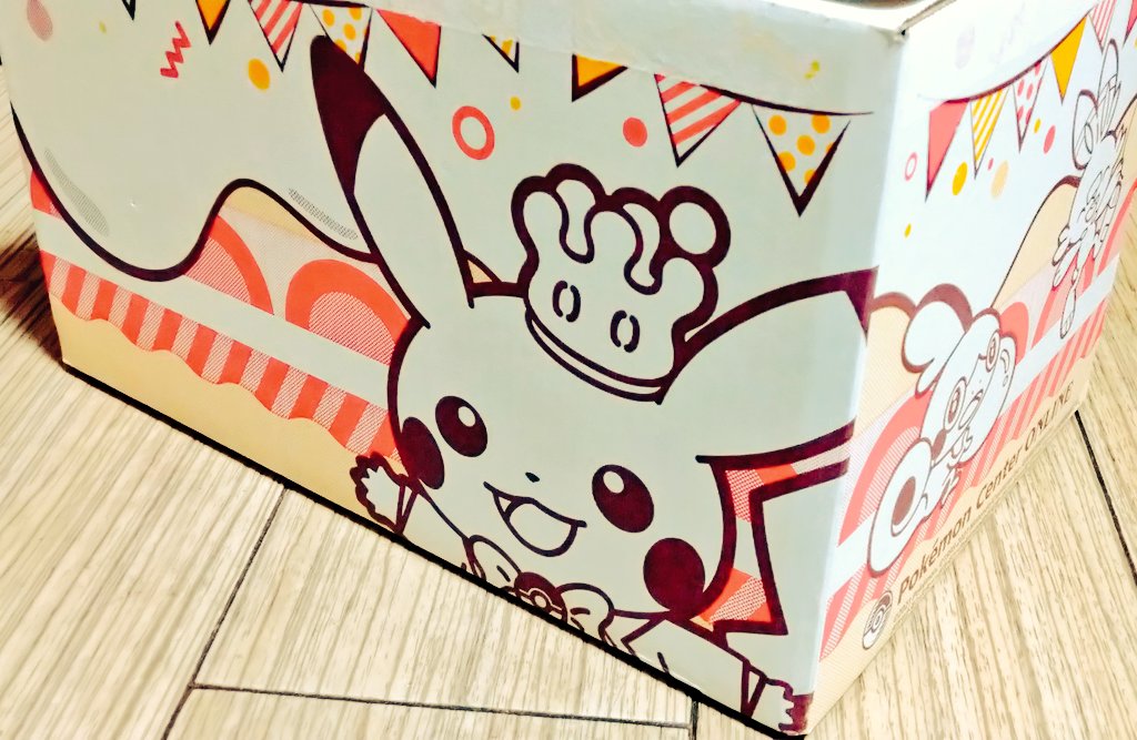 誕生日月にポケセンから届く箱滅茶苦茶可愛いな?!開けたらケーキになっとる! 